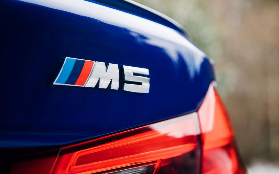 Логотип BMW M5 (F90) 2018 года  (UK) (фото 6 из 40)